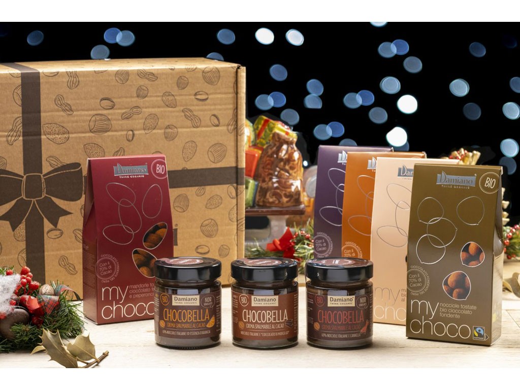 Damiano. Big Choco Box. Contiene tre vasetti di Chocobella (classica, Noir all’arancia e Noir alla cannella); quattro confezioni di mandorle Damiano ricoperte, rispettivamente, di cioccolato al latte, di cioccolato fondente, di cioccolato fondente e peperoncino e di cioccolato fondente e cannella; una confezione di nocciole dei Nebrodi ricoperte di cioccolato fondente. Prezzo: euro 41,42.