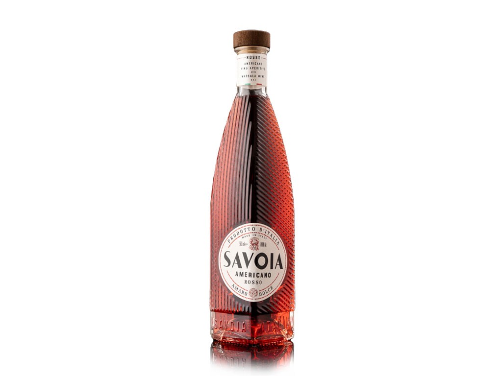 Savoia Americano. Realizzato con una miscela di 27 botaniche in una storica distilleria di Torino. Unico bitter rosso vegan friendly. Il colore rosso è originato da ingredienti di origine vegetale: patata rossa e betacarotene. Bassa gradazione alcolica e povera di zuccheri. Bottiglia da 500 ml. Prezzo: euro 19,90.