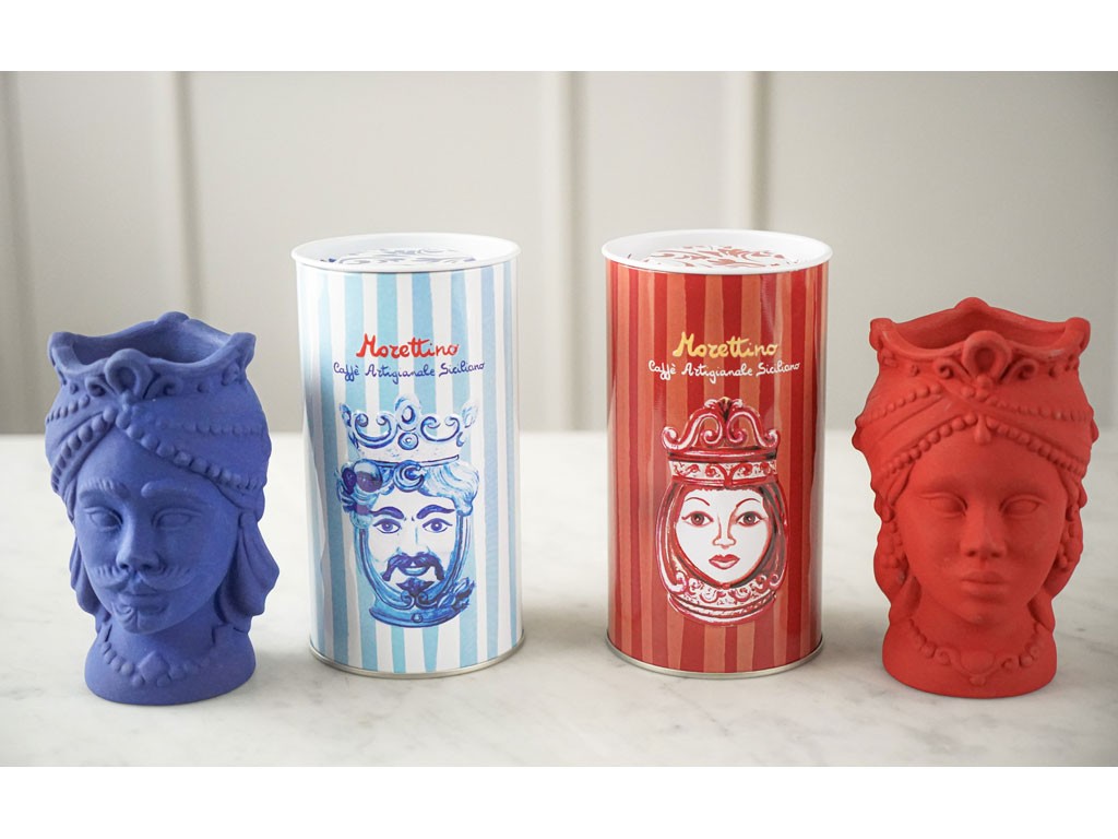 Morettino. Gift Box I Mori di Sicilia. La scatola di latta (24x36 cm) contiene: due Teste di Moro – La Fanciulla e Il Moro - in ceramica siciliana dipinte a mano; latta con una speciale miscela di caffè macinato fresco per moka; latta con i semi di basilico siciliano. Prezzo: euro 120,00.