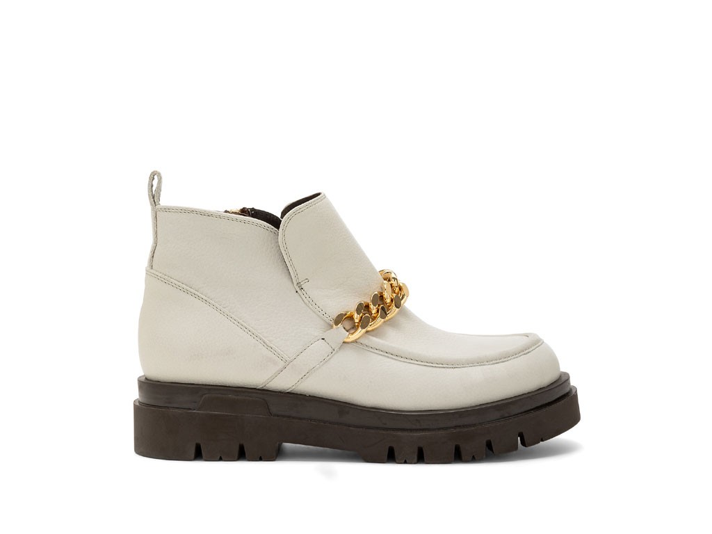 Carmens. Questo modello si chiama “Bowie Chain”, un innovativo mocassino con una suola chunky comoda e spessa e dettaglio chian dorato. Perfetto per le passeggiate invernali più fredde.