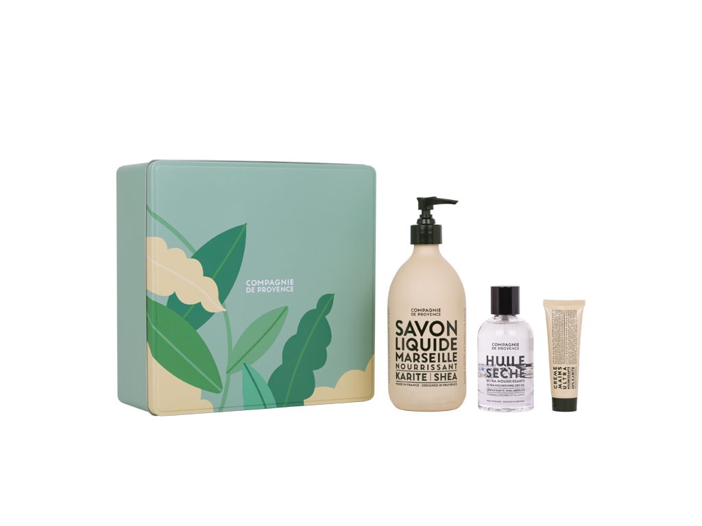 Compagnie de Provence. I nuovi cofanetti di Natale uniscono l'alta qualità dei Saponi di Marsiglia e delle creme mani e corpo alla sostenibilità e al design moderno e colorato delle scatole in metallo da riutilizzare o riciclare. Il cofanetto Karité contiene il Sapone liquido di Marsiglia al burro di Karité da 500 ml, Olio secco per corpo, viso, capelli da 100 ml e crema mani al burro di Karité da 30 ml.
