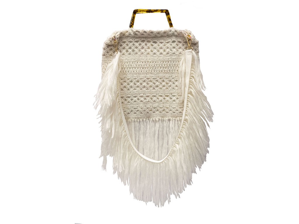La Milanesa Bag. Il modello “Tracy” è realizzato totalmente a mano, in lana riciclata. Con lunghe frange e manici in resina, questa borsa rientra in un progetto più ampio che vede il riciclo di materie prime da vecchie coperte rilavorate da anziane signore. Per Cinzia Macchi, fondatrice e anima creativa del brand, ogni creazione deve infatti legare ad essa dei valori e una storia, per essere davvero completa.