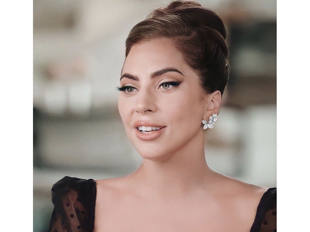 Lady Gaga ha scelto di indossare gli orecchini “Stelle in Fiore” in diamanti bianchi firmati Pasquale Bruni durante l’intervista su 60 Minutes - CBS News.