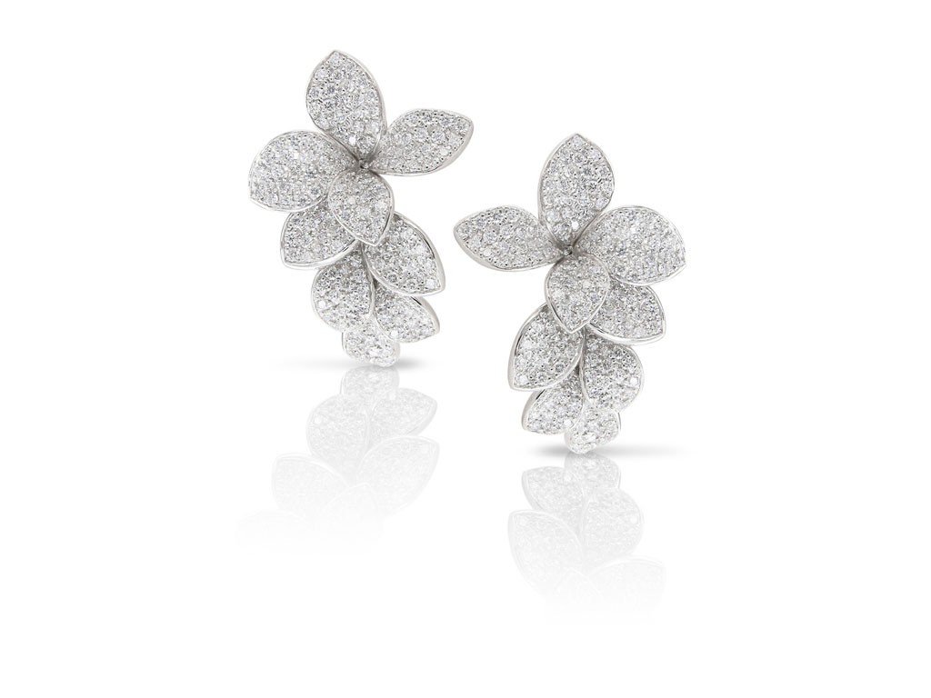 Pasquale Bruni. È dall'incanto delle stelle nella notte e dalla bellezza dei fiori nel giorno che nasce la collezione “Stelle in Fiore”. Questi orecchini sono realizzati in oro bianco e diamanti bianchi.