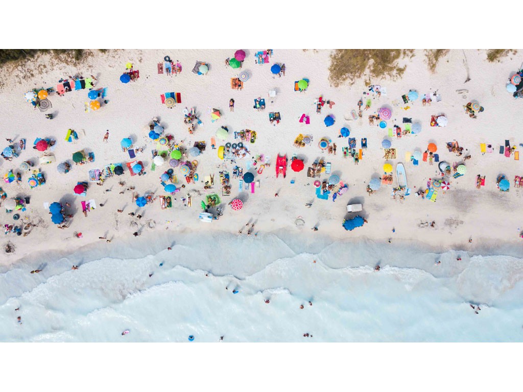 Jacopo Di Cera. Italian summer. Fake heaven. Rosignano Solvey, 2017. Famiglie alla ricerca di spazio nelle spiagge Bianche libere di Rosignano, famose per il colore della sabbia causato dagli scarichi della fabbrica di bicarbonato. Tiratura limitata: 1 di 9.