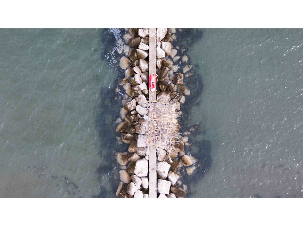 Jacopo Di Cera. Italian summer. The hut. Lido di Venezia, 2017. Anziano signore esce della sua capanna per approfittare di un po’ di sole di una delle ultime giornate di settembre. Tiratura limitata: 1 di 9.