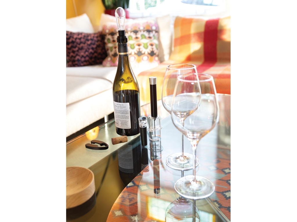 Maiuguali. Set per servire e conservare i vini: “Connesseur”. È composto da: un apribottiglie con pompa ad aria, leva capsula, tappo per vino con pompa per vuoto e versatore per vino con aeratore.