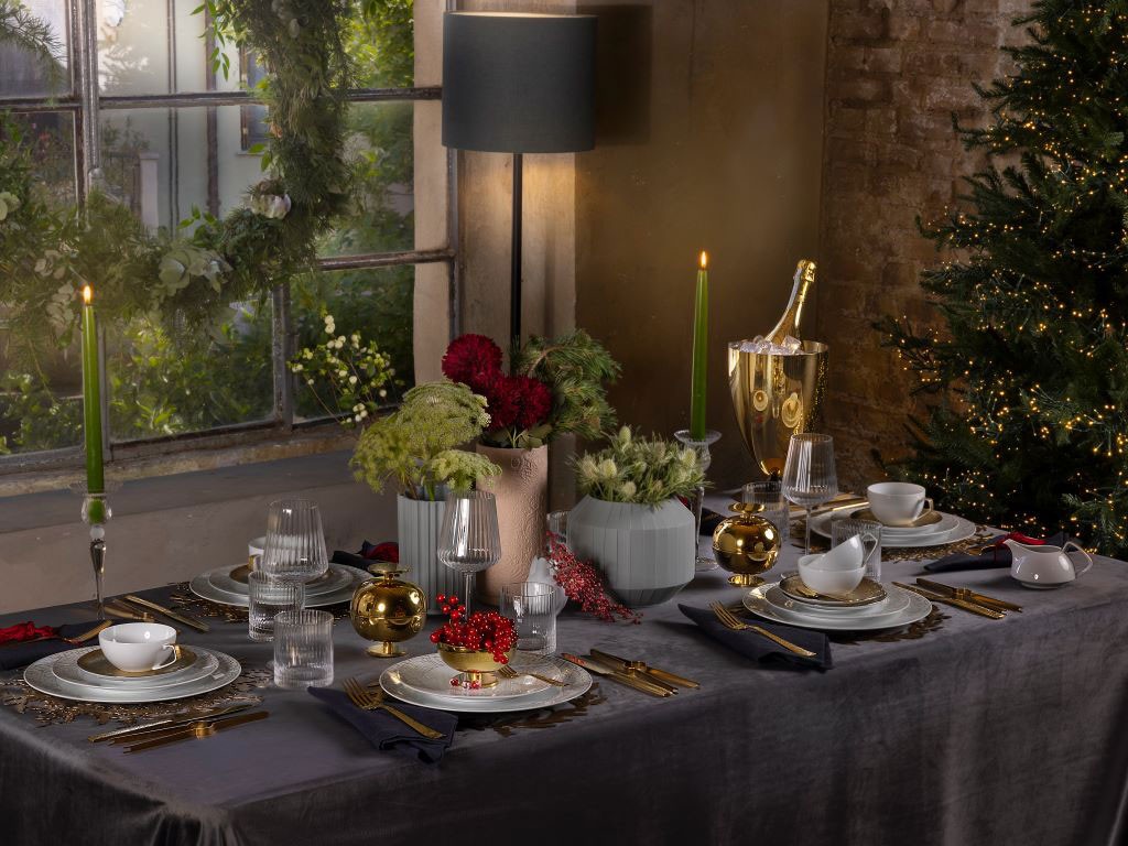 Sambonet. Allestimento della table designer Giorgia Fantin Borghi. Fondata a Vercelli nel 1856, ora con sede ad Orfengo (Novara), Sambonet rappresenta oggi l’eccellenza italiana nella produzione di posate e articoli di design per la tavola e la cucina. Nell’immagine: posate “Cometa”; secchio per il vino “Penelope”, centrotavola e coppette “Gio Ponti”. Tutto in acciaio inox e finiture gold.