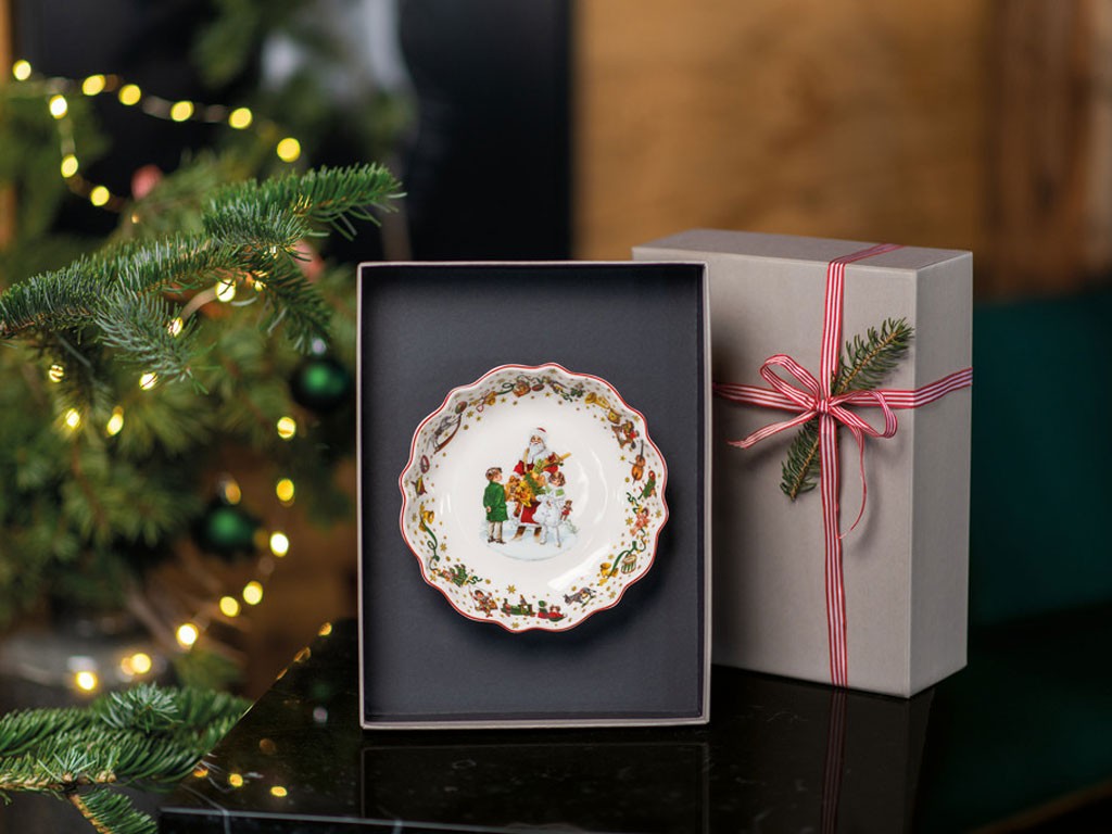 Villeroy & Boch. La nuova Annual Christmas Edition, in edizione limitata, è disponibile solo nell'anno di emissione. Il decoro 2021 è Babbo Natale che dona i regali ai bambini.