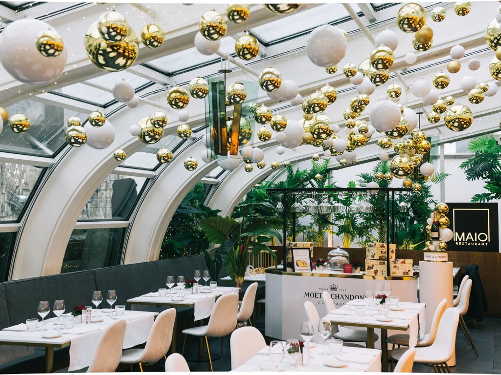 Moët & Chandon. Maio Restaurant, al settimo piano di Rinascente Milano Piazza Duomo, vestito con un abito festivo firmato dalla Maison con proposte enogastronomiche uniche. Prezzo: su richiesta.