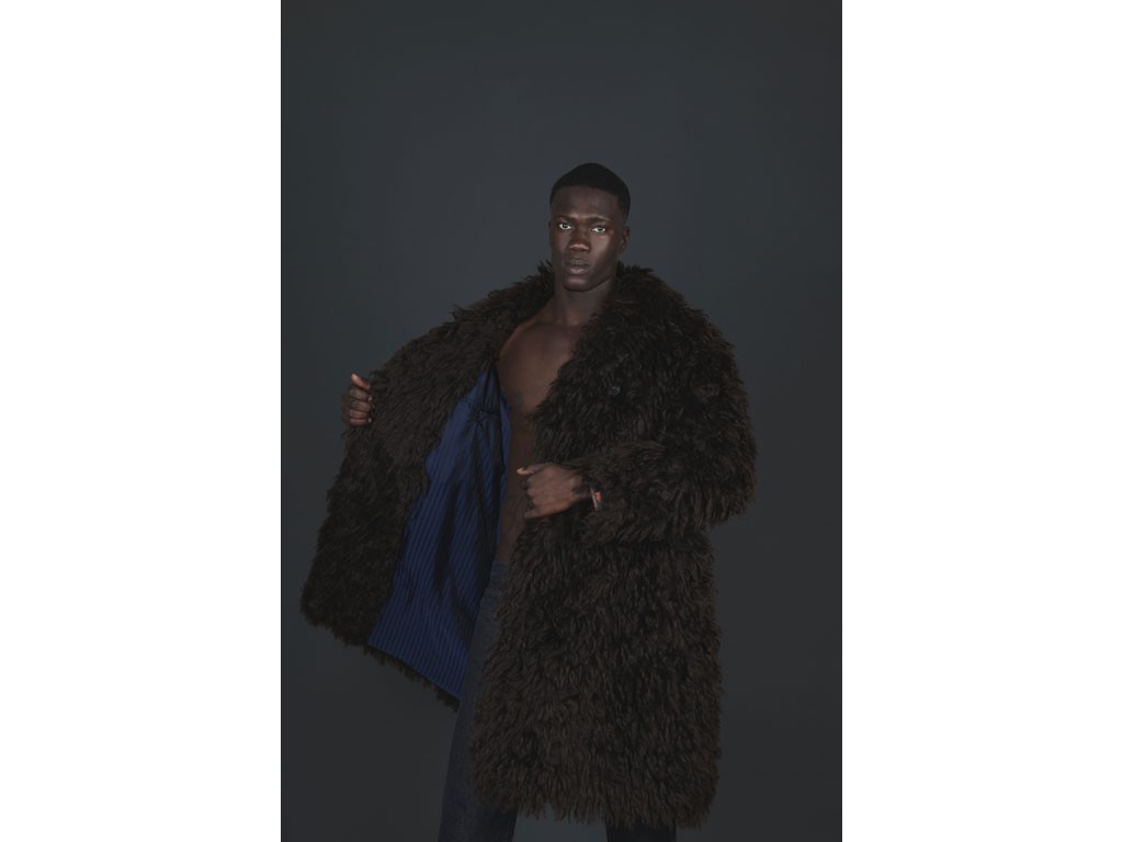 MP Massimo Piombo x Understatement Milano. Cappotto TED in mohair marrone, lasciato al naturale. Quattro bottoni intrecciati e cuciti a mano, tasche laterali, lunghezza che copre le ginocchia e ampio rever. Prezzo: euro 1.690,00.