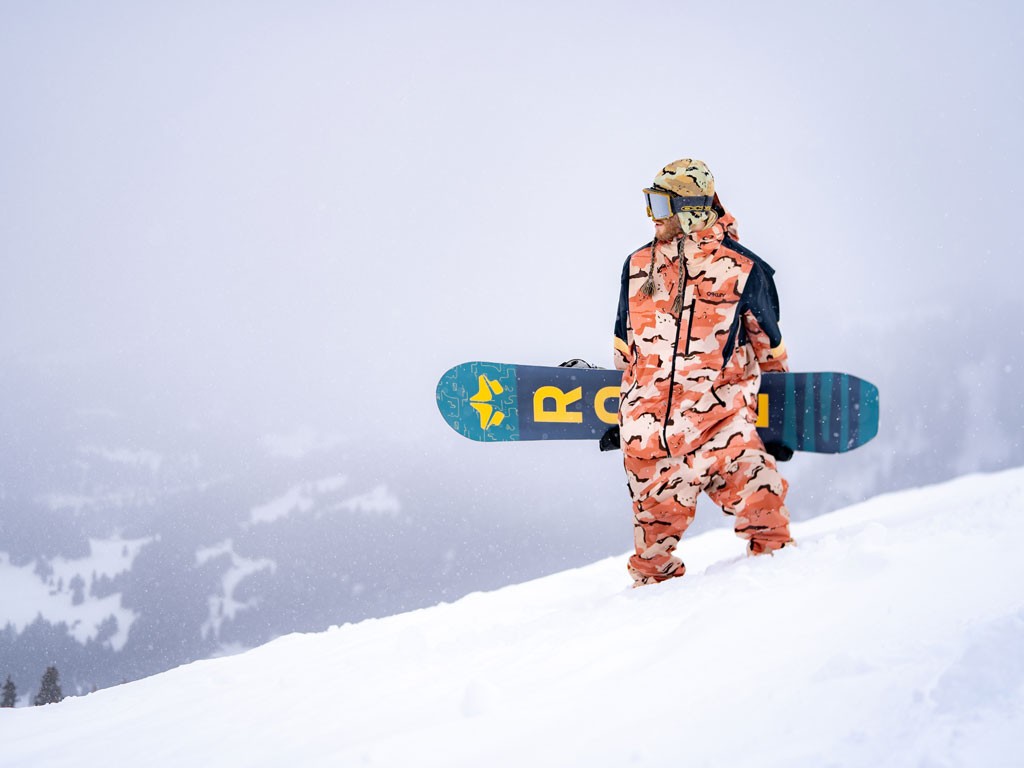 Oakley®. Collezione Snow 2021. Ståle Sandbech, tre partecipazioni olimpiche all’attivo e un argento a Sochi, nel 2014. Vincitore di innumerevoli medaglie agli X Games, è noto soprattutto per i sensazionali (ed esilaranti) video girati con la sua crew di snowboarder, la RK1. La “sua” collezione comprende capi perfetti per le performance, e non, senza sacrificare comfort, stile e tecnologia. Indossa: Dall’alto verso il basso, Line Miner™ L Stale Sandbech Signature. Series Snow Googles. Prezzo: euro 159,00. Tc Gun Shell 2L Jacket. Prezzo: euro 300,00. Evocative Rc Shell Pant. Prezzo: euro 180,00. Factory Winter Mittens 2.0. Prezzo: euro 80,00. The Pro Performance Sock. Prezzo: euro 25,00. Tc Flaps Beanie. Prezzo: euro 35,00. Factory Neck Gaiter 2.0. Prezzo: euro 30,00.