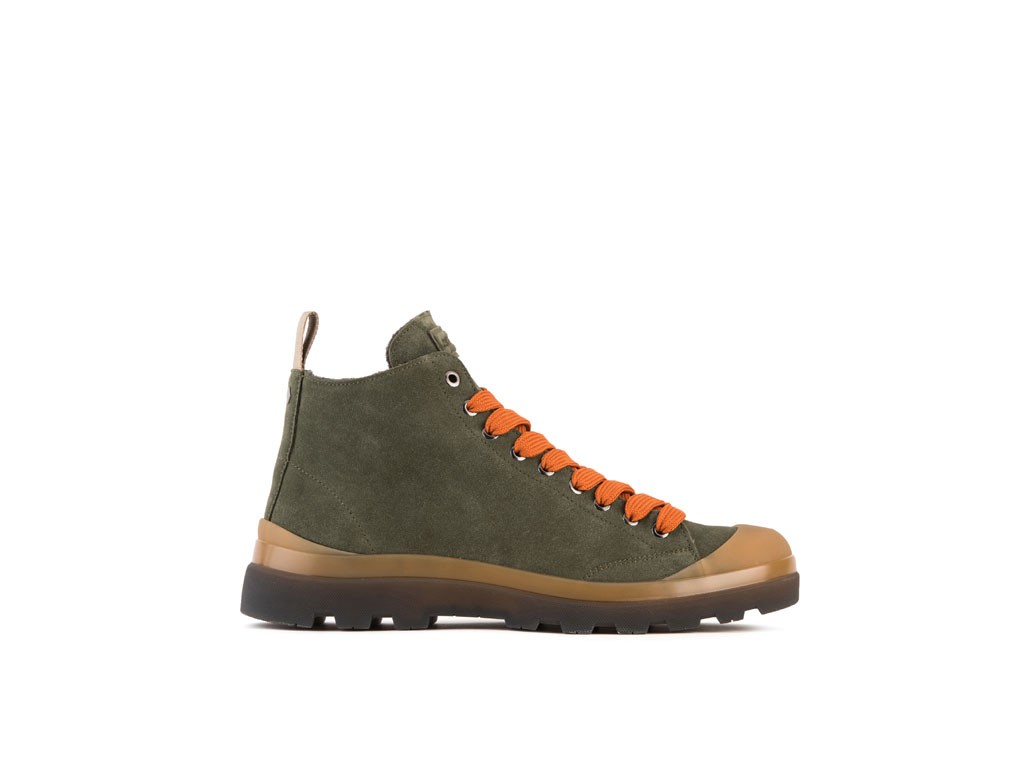 Panchic. Polacchino PO3 in Suede Verde Militare Ambra con tomaia marrone militare, suola di 2,5 cm bicolore con battistrada effetto traslucido e lacci ambra a trama larga. Fodera in lana e sottopiede antibatterico in microfibra estraibile. Comodi elastici interni giallo fluo per agevolare i movimenti e fissare la linguetta. Laccio di ricambio abbinato alla suola. Prezzo: euro 168,00.