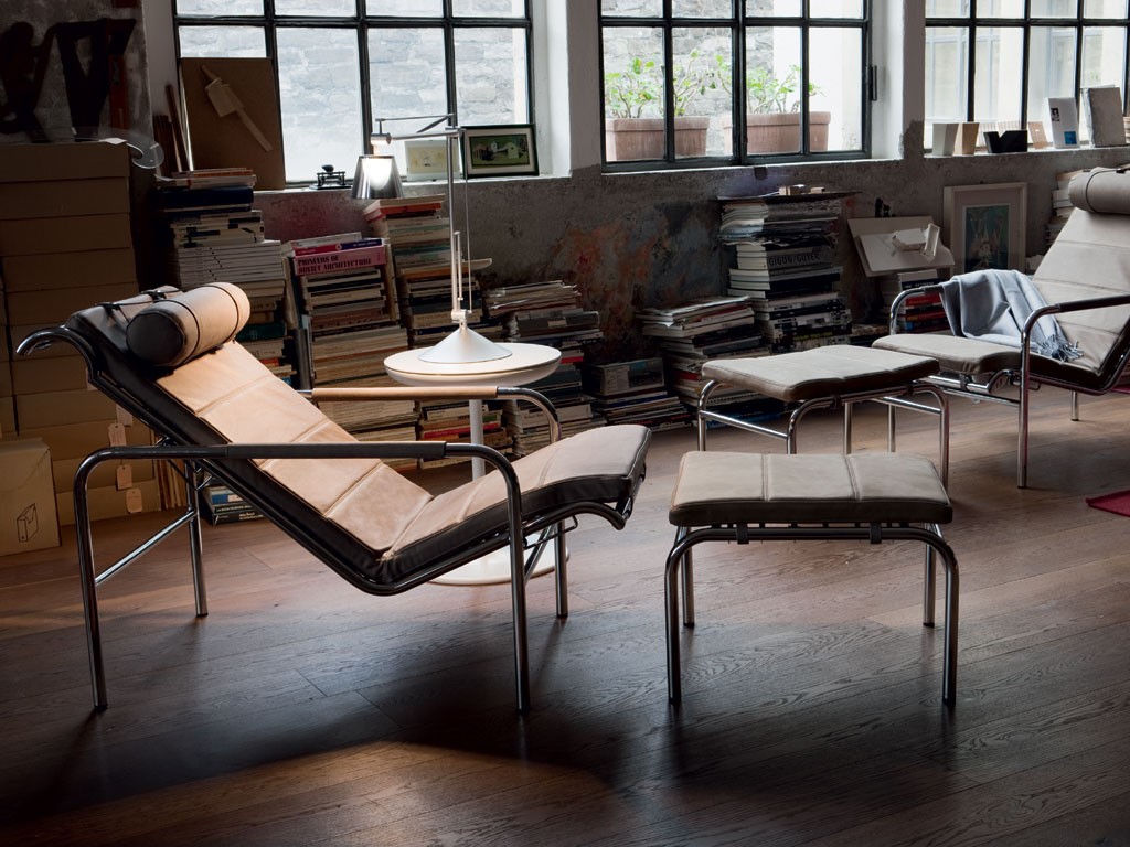 Zanotta. Genni, chaise longue, design Gabriele Mucchi, 1935. Struttura in acciaio cromato, o nichelsatinato colore naturale
o nero, oppure verniciato nero. Molleggio su spirali di acciaio. Seduta regolabile su due posizioni. Imbottitura cuscino seduta e poggiatesta in poliuretano. Rivestimento cuscini e braccioli in pelle. Prezzo: su richiesta.