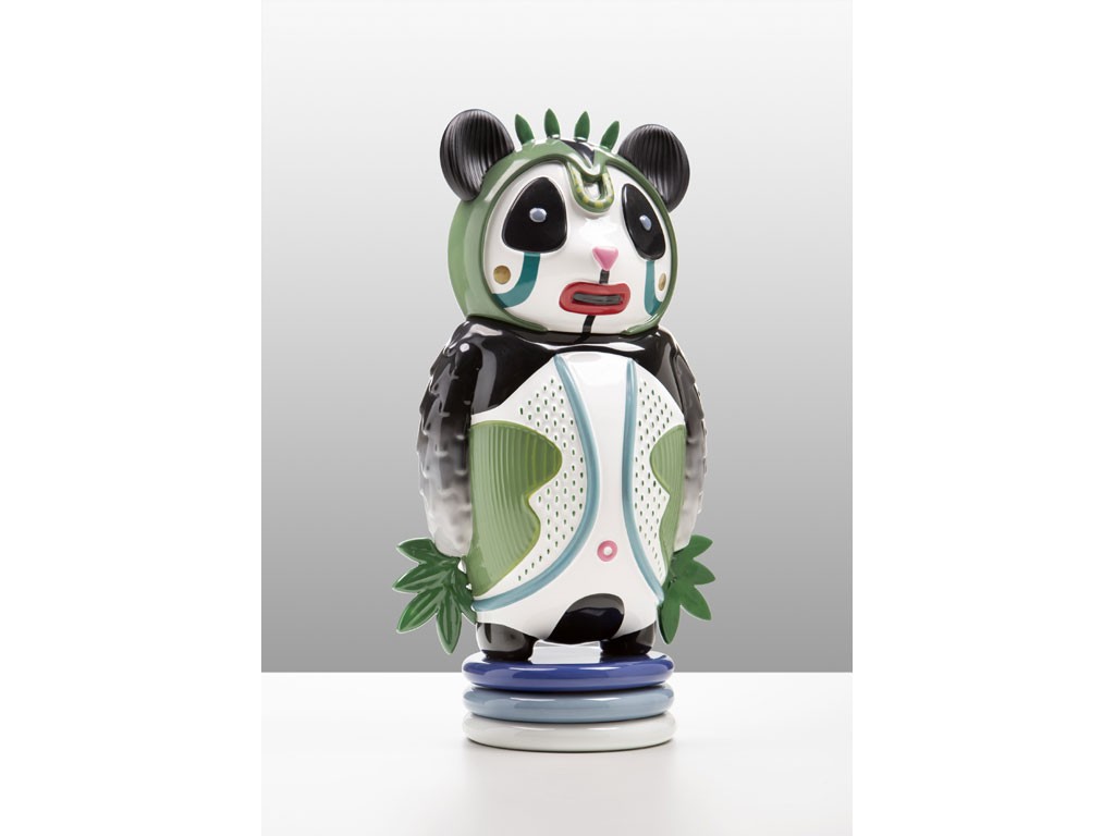 Bosa Ceramiche. Il Panda è il simbolo di tutte le specie a rischio (non a caso è anche icona del WWF): in questa rappresentazione scultorea in ceramica il pigro e tenero orso “Bernardo” si erge fiero. Design Elena Salmistraro. Dimensioni: cm 27xh.48. Colori: smalti colorati e metalli preziosi.