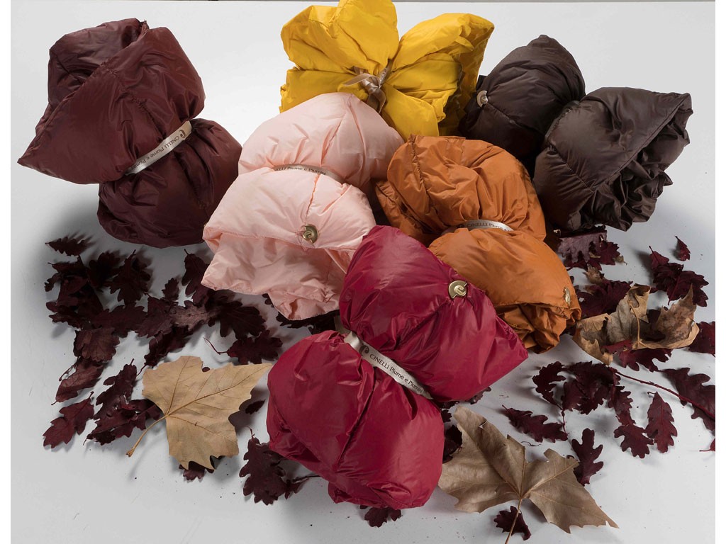 Cinelli Piume e Piumini. Sciarpa rivestita in nylon a tenuta di piuma con imbottitura 100% piumino d’oca. Un evergreen dell’azienda che ogni anno viene proposto in nuovi colori di tendenza. Disponibile in due misure: grande (170x30) e piccola (120x20).