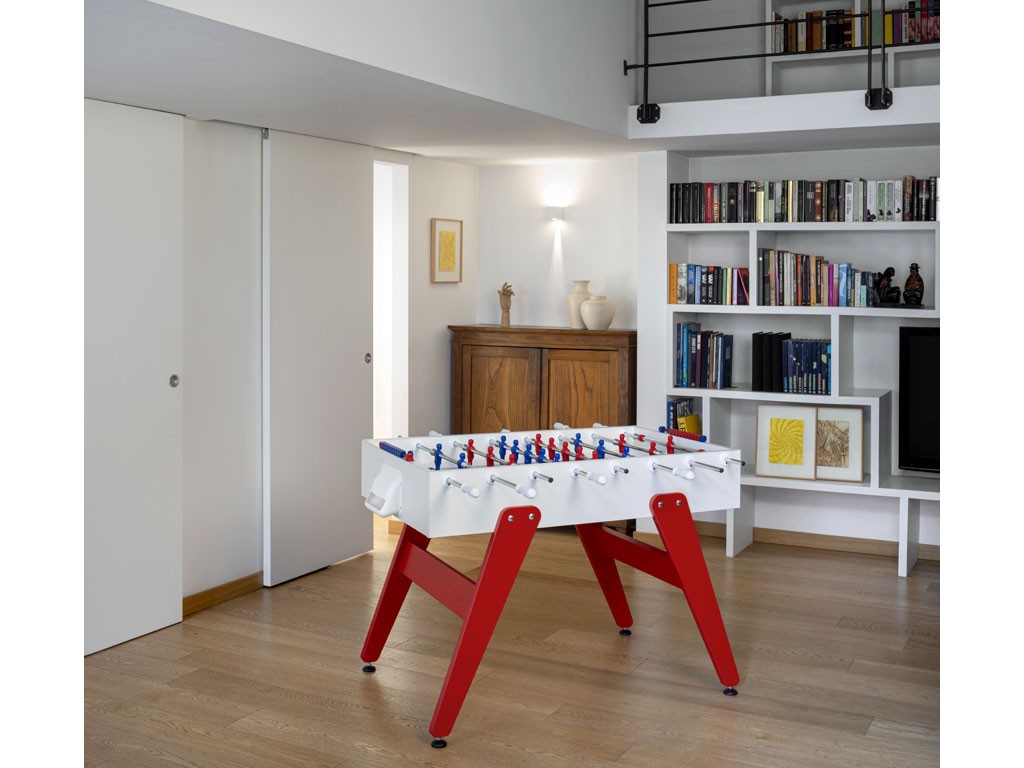 FAS Pendezza. Il calciobalilla “Cross” è caratterizzano dalle gambe colorate annesse al top per mezzo di borchie metalliche. Design Basaglia + Rota Nodari. Dimensioni: 133 x 79 x 89,5. Mobile in MDF Sp. 22 mm ricoperto in laminato plastico. Gambe in Multistrato betulla verniciato 30 mm. Campo gioco in vetro temperato alta resistenza 114,5 x 70 sp. 0,5 cm.
