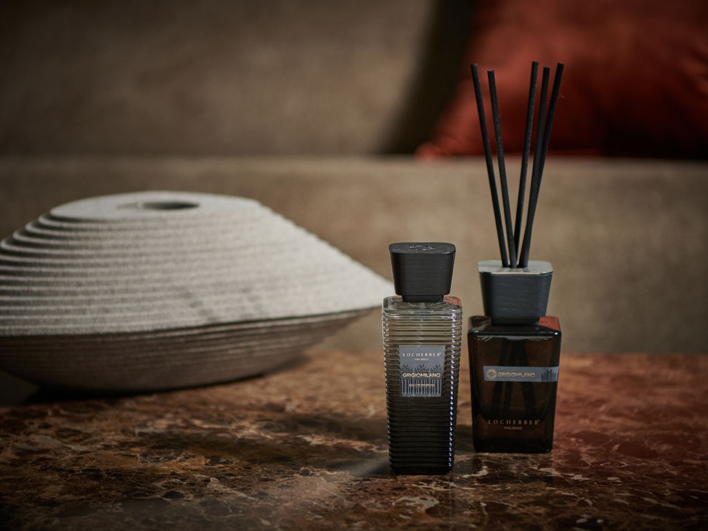 Locherber Milano. È un marchio di home fragrances di lusso nato a Milano. E al capoluogo meneghino è dedicata la nuova profumazione “Grigiomilano”. Diffusore in vetro fumé con bacchette disponibile in diversi formati (da 125 a 5000 ml), tappo T2 a cubo sgusciato, in frassino verniciato, noce canaletto o nella special edition in pregiato marmo di Candoglia, lo stesso utilizzato per la costruzione del Duomo di Milano. E c’è anche l’Eau de Parfum per il corpo da 100 ml.
