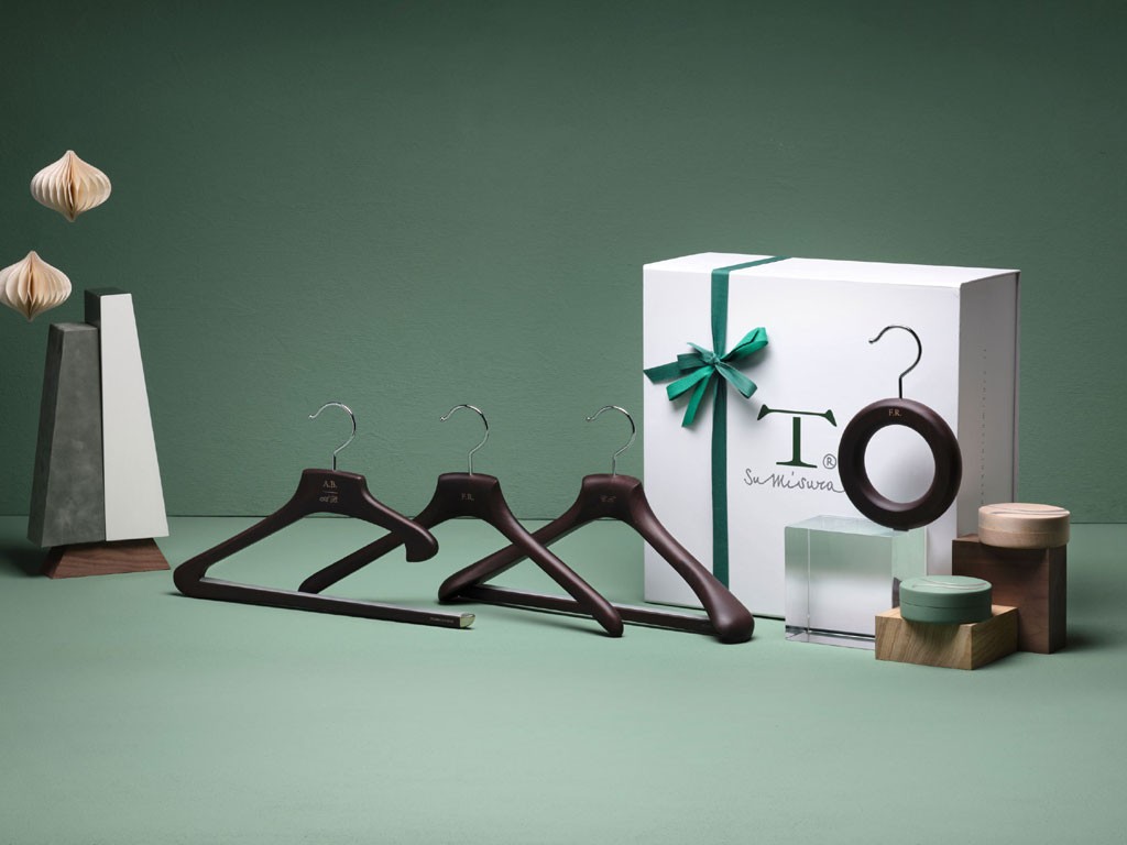 Toscanini. Collezione “SuMisura”. La linea si compone di portabiti e porta accessori realizzati in legno di faggio e disponibili in finitura naturale, noce Canaletto oppure Wengé con parti metalliche cromate o in ottone. Personalizzabile con le iniziali, in due font: English o Goudy old Style.