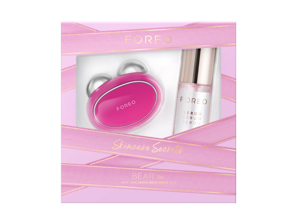 Foreo. BEAR™ Set Cofanetto Trattamento Viso. Il set include BEAR™, il dispositivo di tonificazione viso con microcorrente e Serum Serum Serum, siero anti-age in microcapsule idratante, rigenerante e ricco di antiossidanti. Prezzo: euro 299,00.