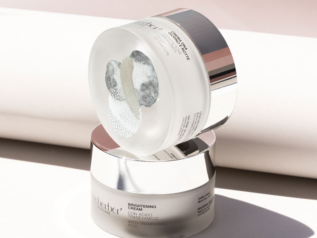 Locherber Skincare. Brightening Cream. Texture leggera e perlescente con acido tranexamico, dalle proprietà schiarenti, cellule staminali del caffè, per distendere il viso, e il peptide “Vita Genesis White” per un colorito uniforme. 83% di ingredienti naturali. Prezzo: euro 38,00. E Crema DNA Giorno e Notte. Agli estratti di DNA vegetale apporta immediata idratazione e protezione alle pelli secche. Contiene: estratto d’Alga Rossa, fitosomi all’estratto di Centella Asiatica, estratti di olio d’Enotera e Macadamia, Vitamine A e E, estratto di Germe di grano (DNA vegetale) e filtri solari. Prezzo: euro 32,00.