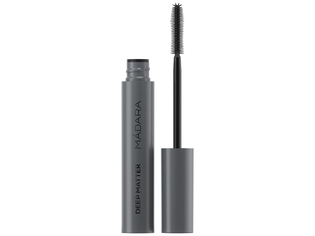 MÁDARA Organic Make Up. Deep Matter Bold Volume Mascara. Confezione da 6ml, realizzata con materiali 100% riciclati postconsumo e ancora riciclabili. Prezzo: euro 25,00.