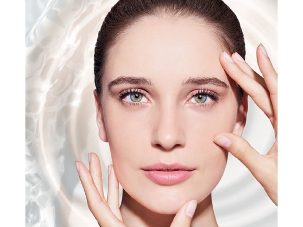 Maria Galland Paris. Trattamento Viso Rivitalizzante Pietra di Luna. Le fasi del trattamento: benvenuto e diagnosi (7 minuti); rimozione del trucco e detersione (18 min.): 65A Lozione struccante occhi + 61 Latte detergente delicato + 66 Esfoliante delicato + 64 Lozione morbida e setosa; m0assaggio rilassante (15 min.): 33 Ultimate Pro Active Enhancer + ULTIM'BOOST adatto alle esigenze temporanee della pelle + una crema adatta alle esigenze della pelle per effettuare il massaggio; trattamento intensivo della pelle (25 min.): trattamento del contorno occhi adatto alle esigenze della pelle + Maschera rivitalizzante alla pietra di luna + 64 Lozione morbida e setosa; trattamento finale (3 min.): trattamento del contorno occhi + un ULTIM'BOOST + un siero + una crema adatta ai bisogni della pelle. Opzionale: 97 CELL'DEFENSE Daily Anti Pollution Veil SPF 30 o SPF50; Rituale domiciliare consigliato (7 min.). Durata: 75 minuti. Prezzo: euro 95,00.