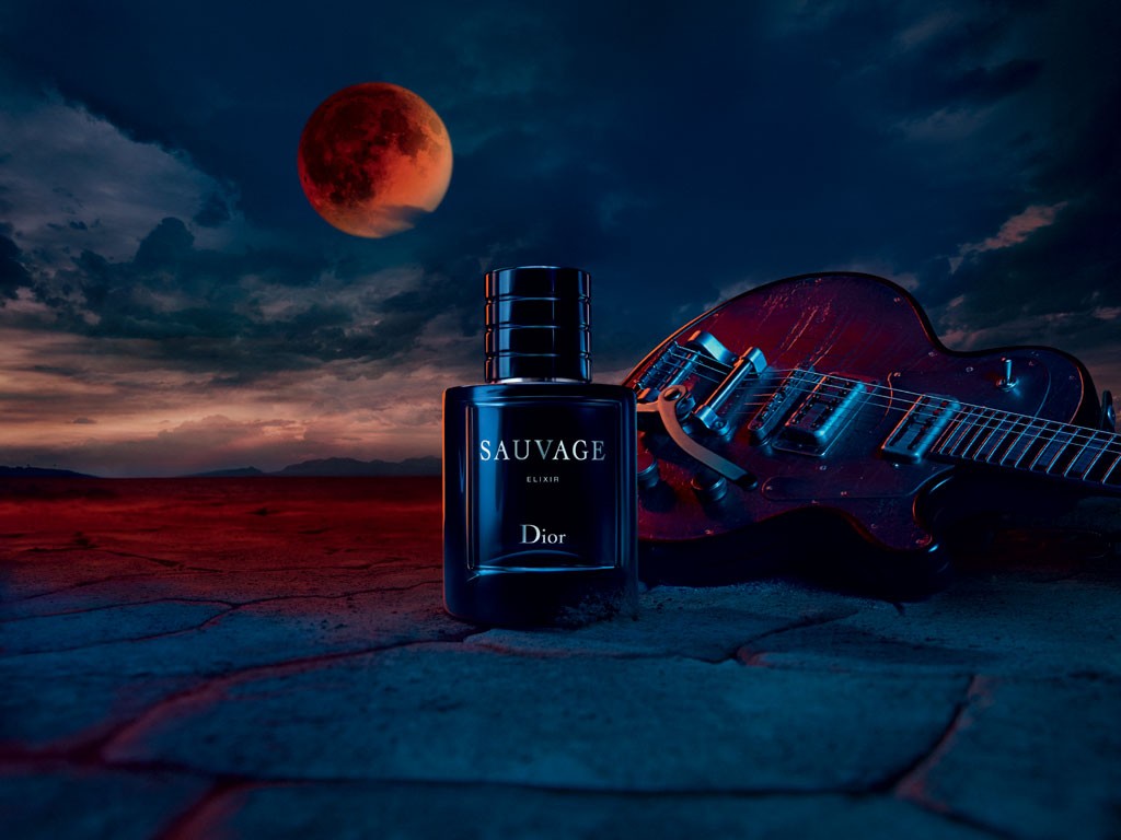 Dior. Sauvage Elixir. Accordo ambrato con un fondo pungente di liquirizia, Vetiver di Haiti e pompelmo. Cuore di Patchouli, firmato Dior, e note di incenso avvolgente. Una curiosità. La chitarra in acciaio, nella foto, è stata realizzata dal francese James Trussart che in occasione del lancio di Sauvage Elixir ne ha creata una pensata e personalizzata per Johnny Depp. Flacone di vetro blu notte dal formato unico di 60ml. Prezzo: euro 130,00. Photo Jean-Baptiste Mondino.
