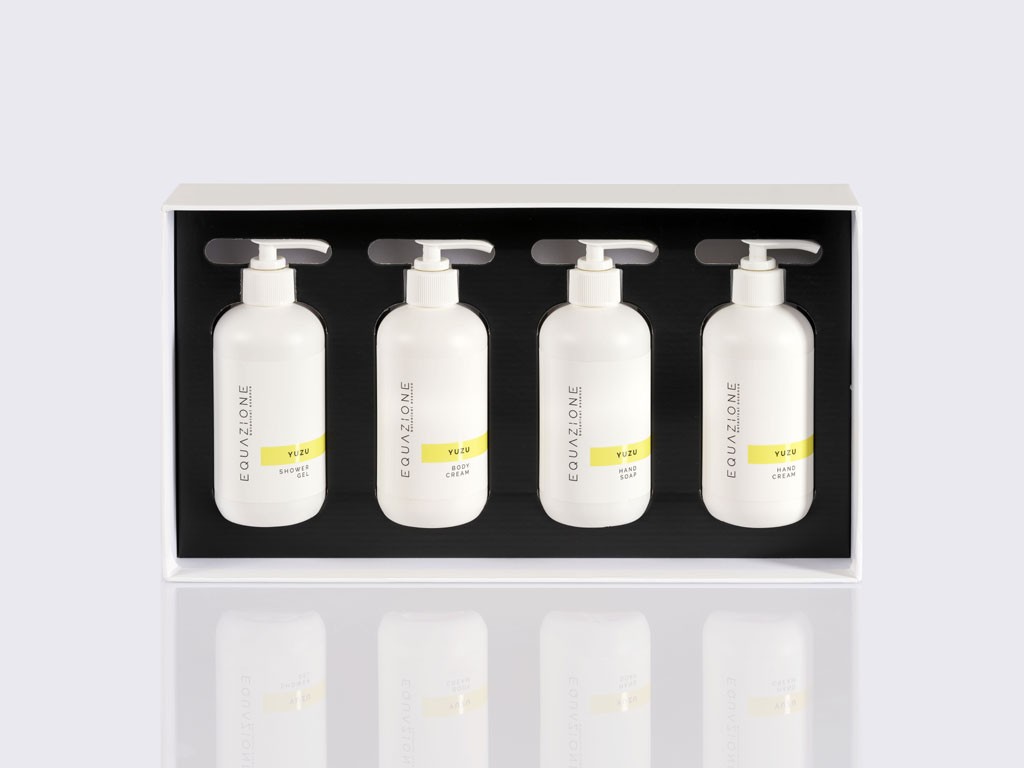 Equazione Botanical Essence. Kit Yuzu. La box è composta da Body Cream, Shower Gel, Hand Cream e Hand Soap. Prezzo: euro 55,90, senza spese di spedizione nel mese di dicembre.
