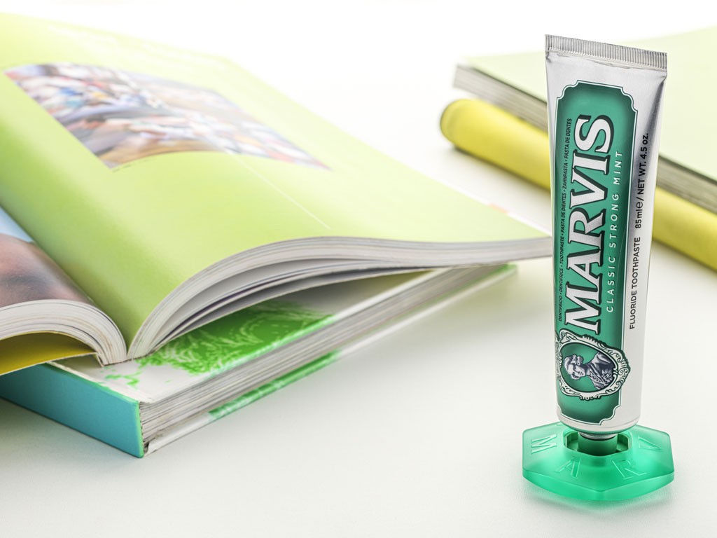 Ludovico Martelli. Marvis. Nuovo holder, design Giulio Iacchetti è venduto nelle diverse colorazioni, singolarmente e in un holder set combinato ad un dentifricio. Prezzo al pubblico: euro 11,50.