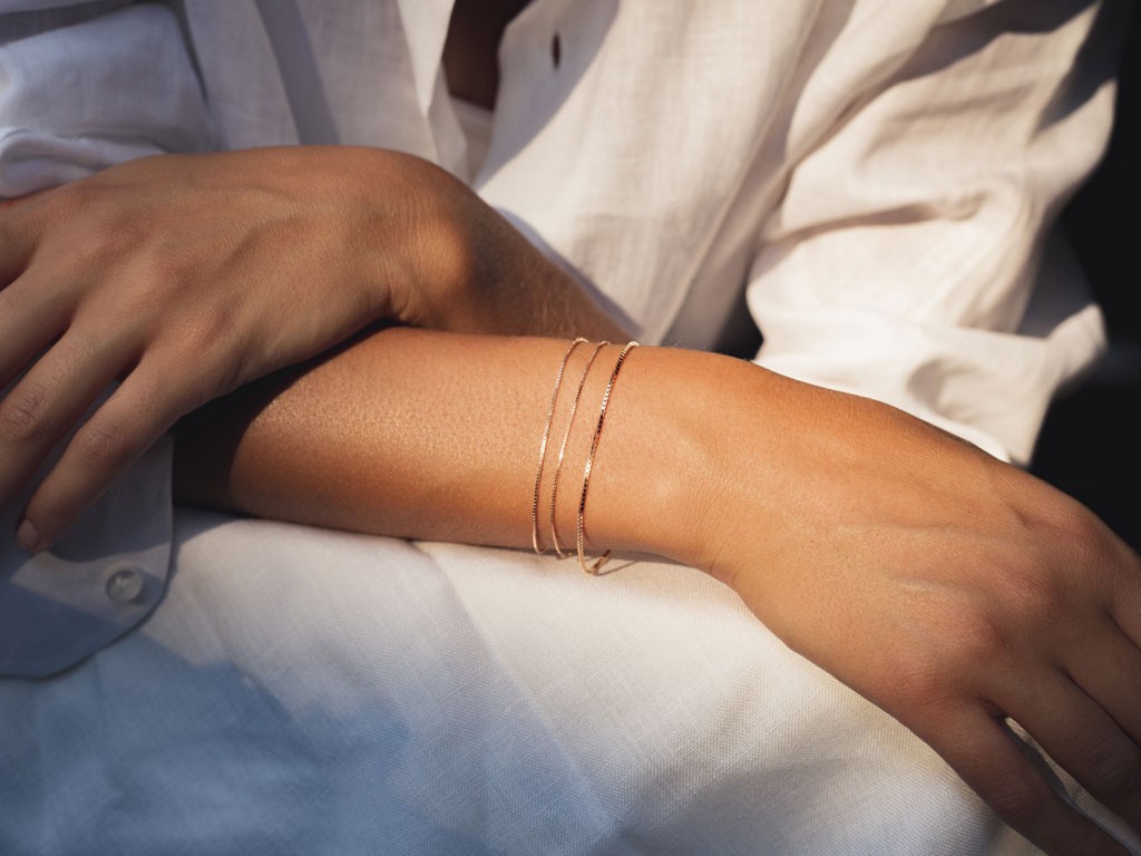 Atelier VM. Collezione L’Essenziale. Bracciale in oro 18kt saldato, a laser, sul polso o alla caviglia. La catena varia per spessore e colore ed eventualmente è possibile inserire dei charms. Prezzo: su richiesta.