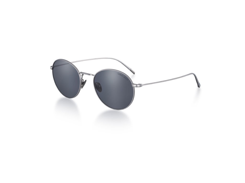 Giorgio Armani. Occhiale da sole unisex, forma panthos. La montatura è in metallo testurizzata e i naselli in titanio regolabili. Lenti colorate. Taglia unica. Prezzo: euro 259,00.