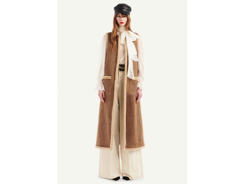 Luisa Spagnoli. Scivolo. Gilet lungo in vero montone con spacchi laterali e tasche a toppa. Chiusura con ganci in metallo. Lunghezza al polpaccio e vestibilità regolare. Made in Italy. Taglia unica. Prezzo: euro 1.500,00.