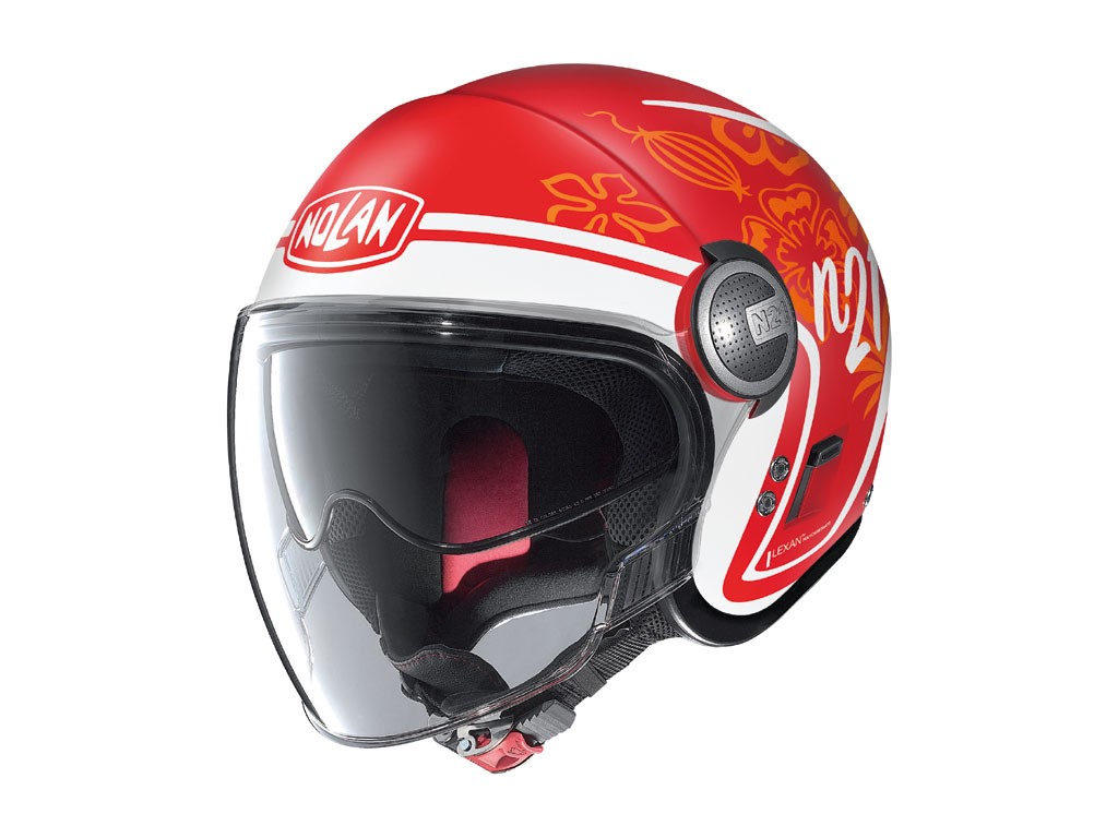 Nolan. N21 Visor. 87 Flat Corsa Red. Visiera ultrawide: ampia, resistente al graffio e in grado di proteggere il volto del pilota da acqua e vento. Schermo parasole: resistente al graffio e all’appannamento. Imbottitura interna di conforto “clima comfort”: leggera e avvolgente con bandelle sottogola integrate nella cuffia. Helmet lock ring: anello per assicurare il casco alla motocicletta. Prezzo: euro 174,00 circa.