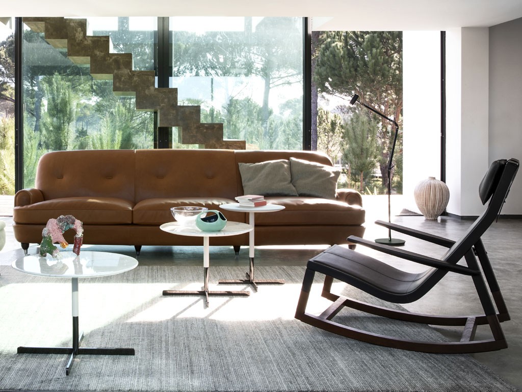 Poltrona Frau. Don’Do design Jean-Marie Massaud. Poltrona rocking chair rilettura contemporanea di un pezzo classico del tempo libero, un perfetto equilibrio di linee, curvature e spessori ottenuti grazie a sapienti tecniche manuali. La scocca e i braccioli della poltrona sono realizzati in poliuretano rigido ricavato da stampo, e rinforzato con un inserto metallico. I piedi sono in pregiato massello di rovere curvato a vapore, con finitura effetto noce antico. Il rivestimento è in Pelle Frau® con speciali cuciture longitudinali di giunzione. Il cuscino poggiatesta è regolabile in altezza mediante una cinghia forata situata sul retro della poltrona. Prezzo: su richiesta.