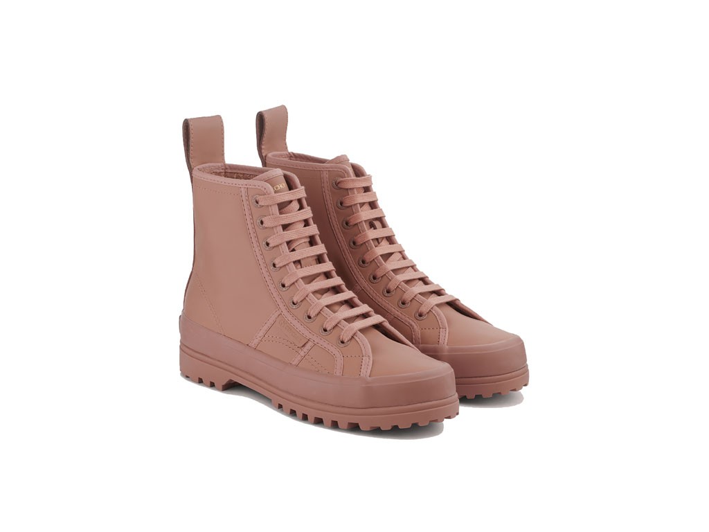 Superga x L’Autre Chose. Sneakers Alpina in gomma color rosa antico. Modello high top con l’iconica suola vulcanizzata e carrarmato. Prezzo: euro 250,00.