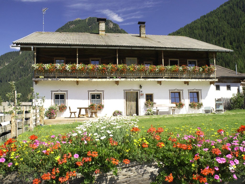 Gallo Rosso. Aussermahrhof. Famiglia Alois Taschler. Località, Valle di Casies / St.Martin. Struttura con 3 appartamenti. Maso con allevamento di bestiame. Prodotti: latte, burro, formaggio fresco, yogurt, ricotta, speck, salamini affumicati, salumi, uova, pane, dolci, confetture di frutta, sciroppo, verdura sott’olio, chutney, gelatine, sale di erbe aromatiche, infusi, miele di gemme di abete, miele al dente di leone e patate. (4 fiori). Fotocrediti: Gallo Rosso/Frieder Blickle.
