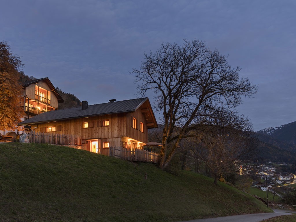Gallo Rosso. Grossplonerhof. Famiglia Elisabeth e Martin Kaser. Località, Luson. Struttura con due appartamenti grandi e moderni e un nuovo chalet. Maso con allevamento di bestiame. Prodotti: latte, uova, pane, confetture di frutta, succhi, frutti, noci, verdure e erbe aromatiche. (4 fiori). Fotocrediti: Gallo Rosso/Frieder Blickle.