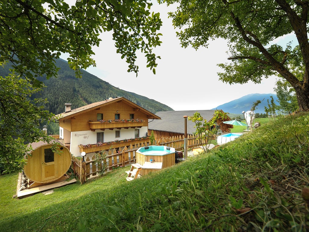 Gallo Rosso. Kreuznerhof. Famiglia Christian Rastner. Località, Luson. Struttura con appartamento con due camere da letto separate. Maso con allevamento di bestiame e coltivazione di piccoli frutti. Prodotti: latte, latticini, salumi, speck, uova, succhi, sciroppo, confetture di frutta, frutta,noci, verdura e erbe aromatiche.(5 fiori). Copyright Burkhard Kaser.