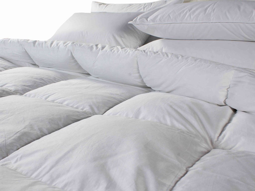 Cinelli Piume e Piumini. Grenoble. Piumino da letto con rivestimento 100% Cotone Batista bianco, tessuto certificato Öko-Tex - speciale trattamento idrofilico con altissima traspirabilità - imbottitura 100% Piumino d’Oca Bianca Ungherese. Disponibile in quattro diversi gradienti termici. Misure standard: 250x215/200x215/155x215 cm. Disponibile la realizzazione su misura. Prezzo: su richiesta.