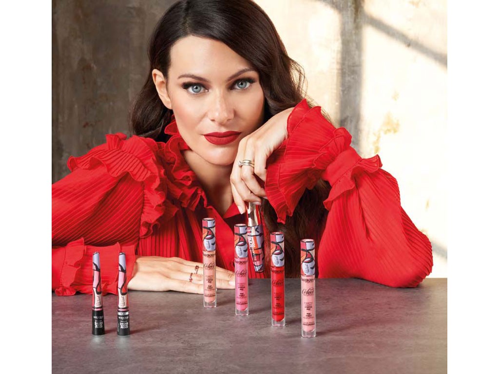 Deborah Milano ft. Paola Turani. Everyday Diva. Rossetto Fluid Velvet Mat. Rossetto liquido ad effetto mat. Colore intenso e coprente con tenuta fino a circa 18 ore. No transfer. Applicatore floccato. Dermatologicamente testato. Disponibile in 4 nuance: Antique Rose, Romantic Pink, Fire Red e Classy Mauve. Prezzo: euro 12,50. Mascara 24Ore Instant Maxi Volume. Ciglia più che triplicate. Texture ultra pigmentata e long lasting. Innovativa formula con leggerissime fibre dalla particolare forma cava, microsfere di silica e glycoproteine. Maxi applicatore in fibre morbide per rilasciare la quantità di prodotto perfetta. Oftalmologicamente testato e fragrance free. Prezzo: euro 14,00. Eyeliner 24Ore Waterprof. Applicatore in feltro ultra preciso, dal diametro di 0,2mm, rilascia un tratto fine dallo spessore modulabile. Il colore è intenso, a lunghissima tenuta fino a circa 20 ore. Water proof e no transfer. Texture liquida e asciugatura ultra rapida. Oftalmologicamente testato. Prezzo: euro 12,50.