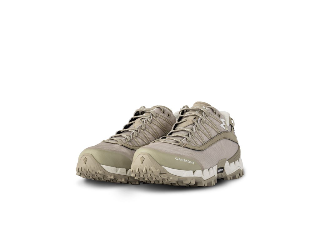 Garmont. Scarpe da hiking da donna - modello 9.81 N.AIR.G 2.0 GTX. Tomaia in mesh sublimato riciclato, realizzata con filo certificato ECONYL®, un nylon rigenerato ricavato dalle reti da pesca dismesse in mare e altri rifiuti di nylon. Innovativa tecnologia GORE-TEX® SURROUND® per un'eccezionale impermeabilità e maggiore traspirazione. Innovativa suola Michelin® Free Cross, con tassellatura strutturata ed aggressiva, che garantisce un ottimo grip e un controllo avanzato sul terreno. Plantare in PU con proprietà anti-sudore e anti-odore. Supporto in TPU “stabilizer” sul tallone per maggior stabilità laterale e sicurezza durante la fase di appoggio del piede. Prezzo: euro 164,90.