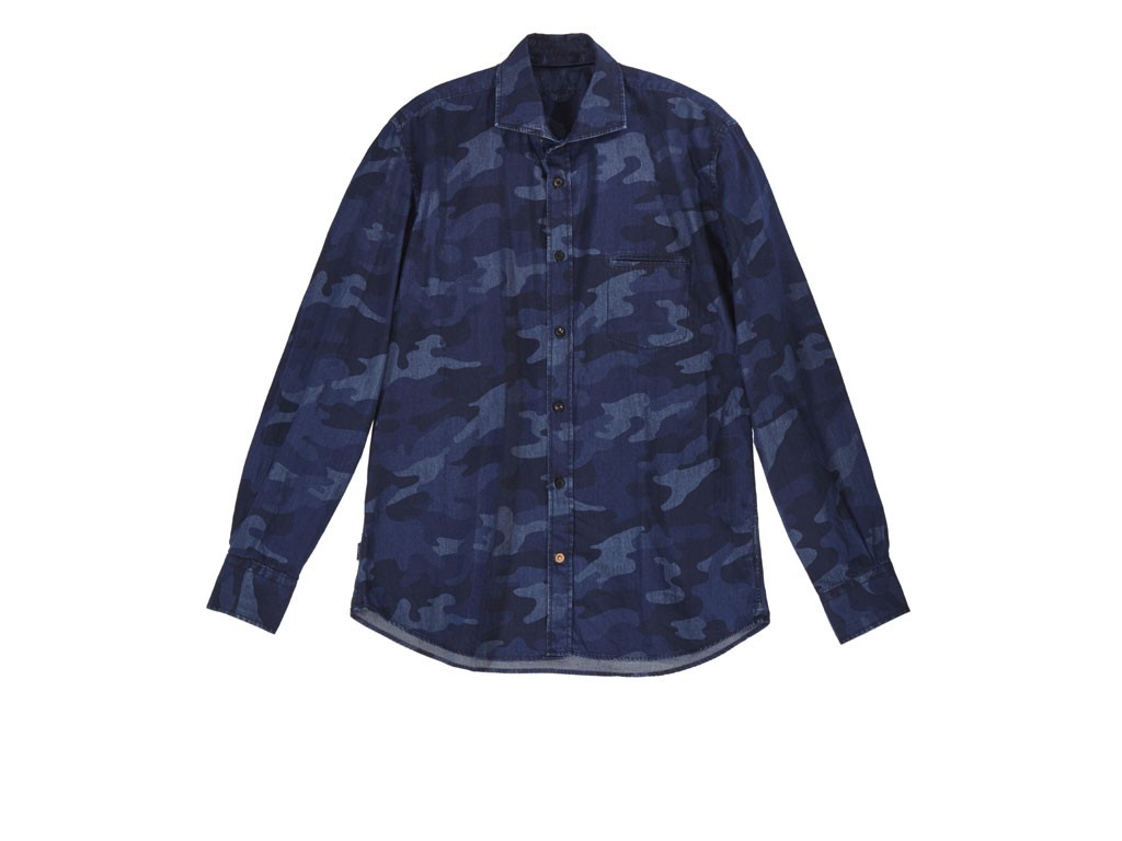 HandPicked. Cremona. Camicia in denim con stampa camouflage, collo francese, tasca altezza cuore e ultimo bottone in rame. Prezzo: euro 200,00.