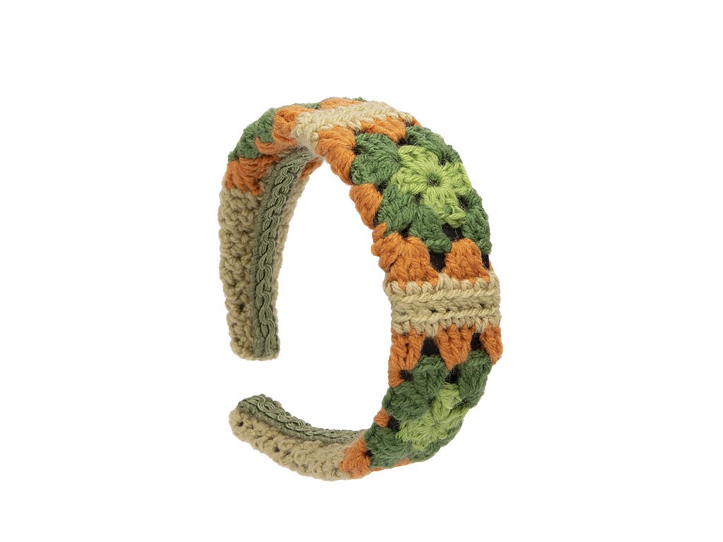 La Milanesa. Cerchietto in crochet vintage, realizzato con vecchie coperte ricottate dalle nonne delle RSA. Prezzo: euro 59,00.