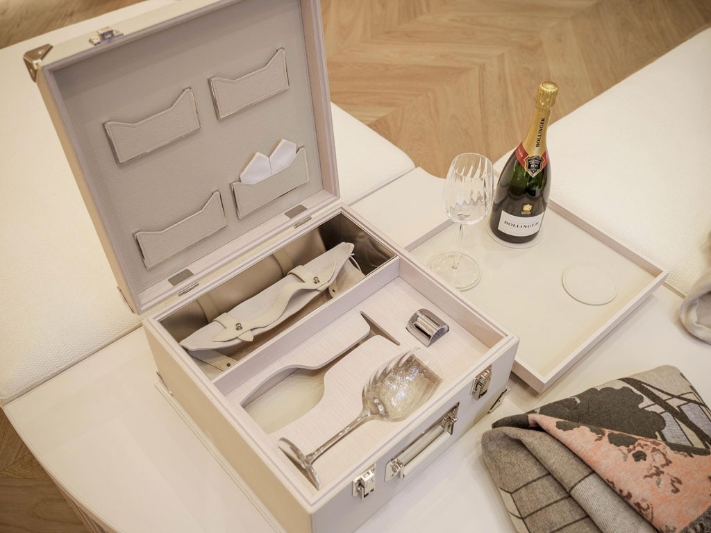 Ludovica Mascheroni. Baule Champagne “Le Blanc”. Acquistabile nella boutique in Via Gesù 13 a Milano, ordinabile allo 02/94389507 o via mail showroom@ludovicamascheroni.it. La spedizione è in tutto il mondo. Prezzo: su richiesta.