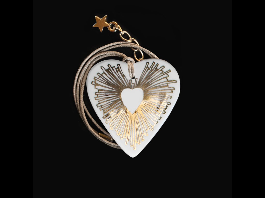 My TAITÙ Jewels. Gold Collection. LOVE Girocollo. Cuore Ciondolo in Fine Bone China con decorazioni in oro italiano 24 carati. Diametro ciondolo: 4 cm. Lunghezza collana in cotone cerato con chiusura in ottone nickel free.: 43-50 cm. Prezzo (senza personalizzazione): euro 45,00.