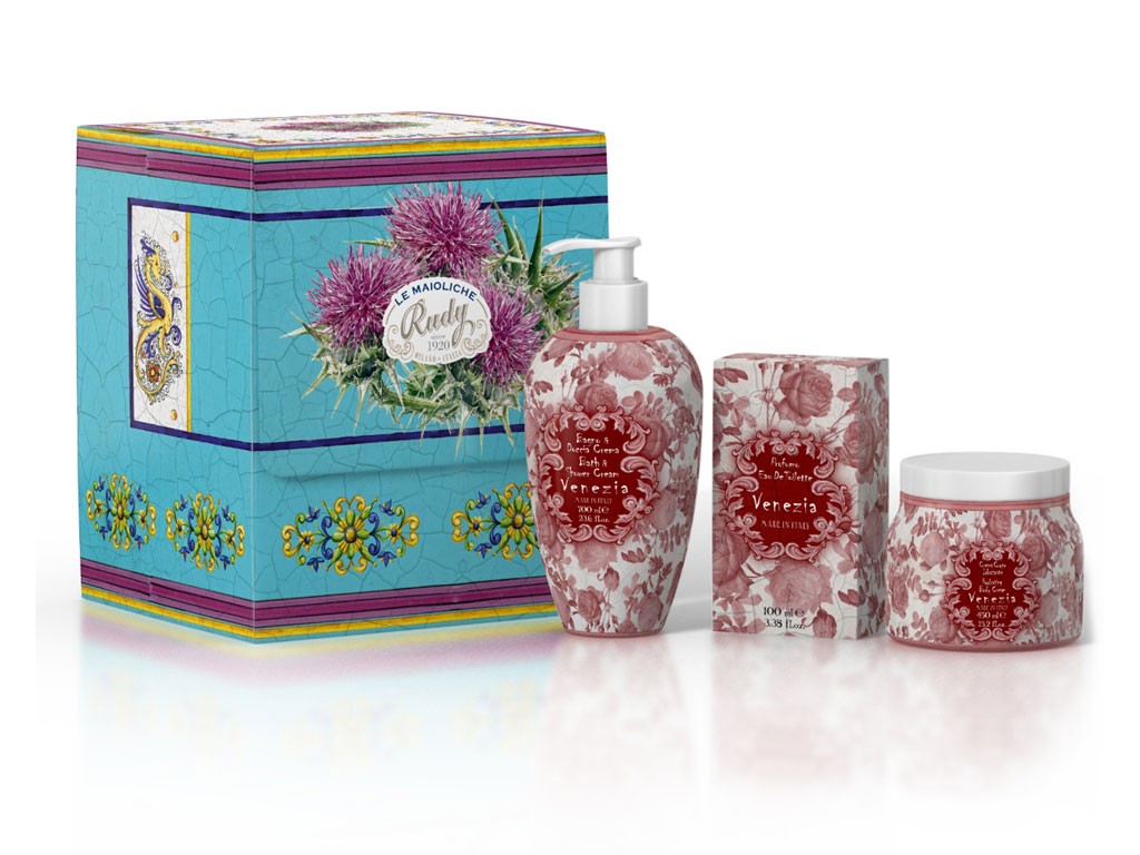 Rudy Profumi. Collezione Maioliche. La Gift Box nell’immagine il Kit Fragrance Venezia che contiene: Bagno e Doccia Crema (da 700ml), Crema Corpo (da 450ml) e Eau de Toilette (da 100ml). Prezzo: euro 56,10.