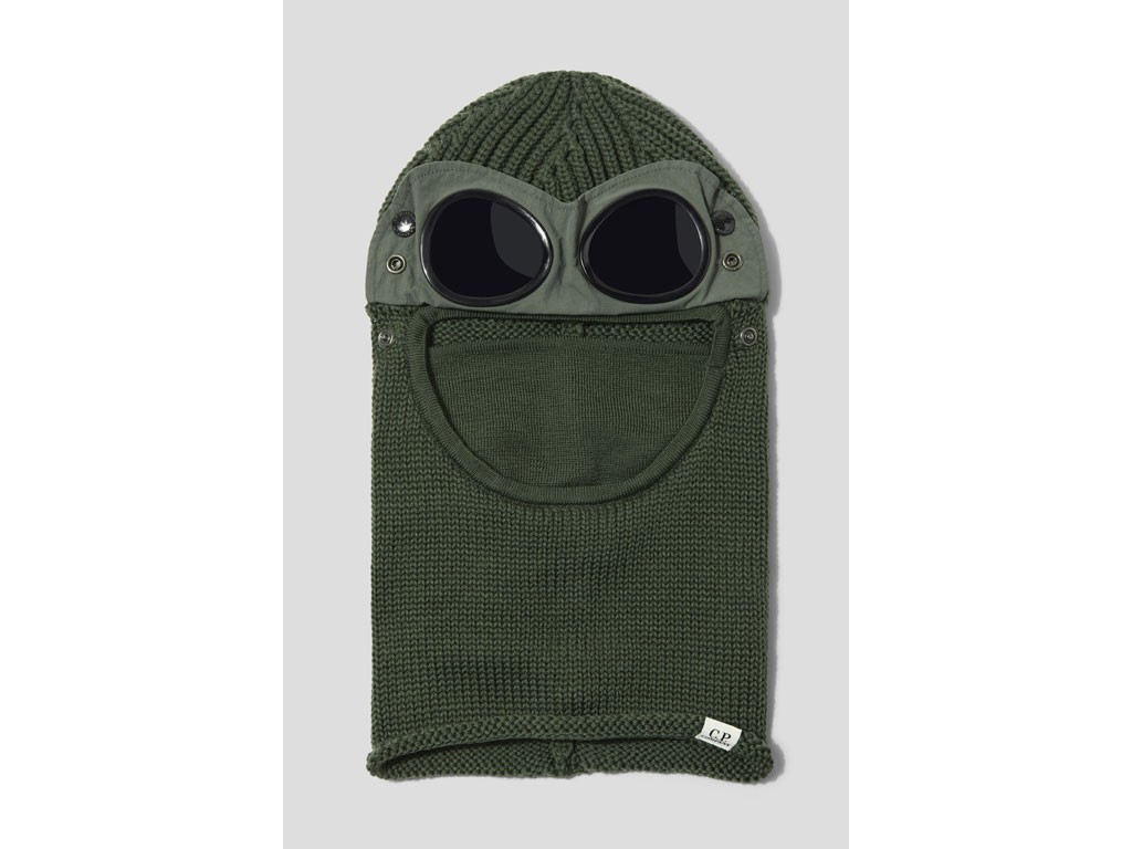 C.P. Company. Extra Fine Merino Wool Goggle Balaclava. Lavorazione a maglia merino a costine. Inserti in tessuto tecnico e lenti applicate. Google regolabili. Misura unica. Disponibile nelle tonalità: stone grey – green e black. Lavare a mano. Prezzo: euro 167,00.
