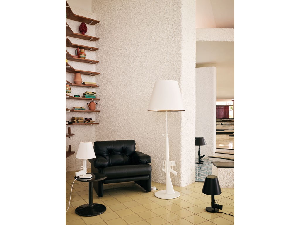 Flos. Collezione Guns by Philippe Starck. Durante la Milano Design Week 2021 sono state presentate due nuove finiture speciali, per i modelli Bedside Gun, Table Gun e Lounge Gun: matt white e matt black. Disponibili sul sito e-commerce, nei flagship store e nei nuovi spazi D Studio nel mondo. Prezzo: su richiesta.