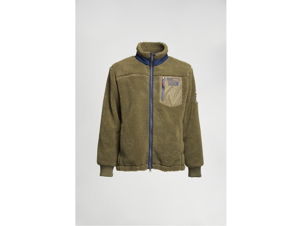 La Martina. Teddy. Felpa a maniche lunghe, chiusura frontale a zip e due pratiche tasche laterali con chiusura a zip. Tonalità: dark olive (nella foto), bianco sporco e blu navy. Prezzo: euro 299,00.